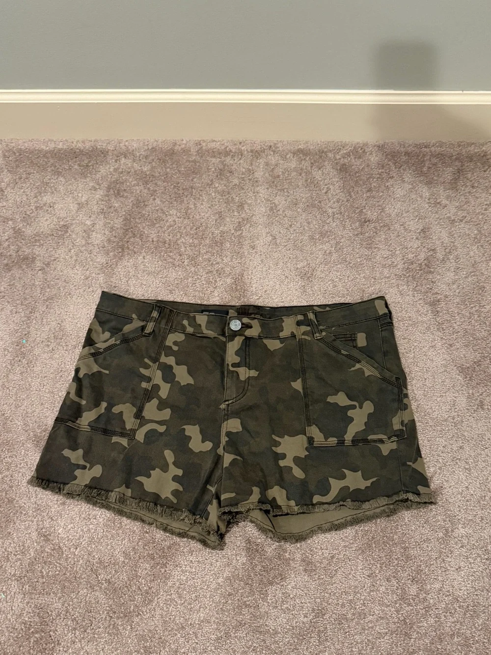 KUT from the Kloth Jenna Camo Utility Shorts 18 Stretch Cutoff Frayed High Rise